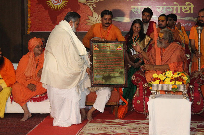 girish receiving samman